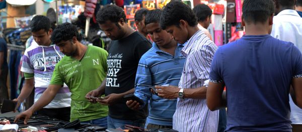 Indian workers browse at a market in the Saudi Arabian port city of Jeddah on August 4, 2016 Indian workers browse at a market in the Saudi Arabian port city of Jeddah on August 4, 2016 - Sputnik International