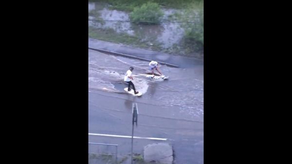 Puddle Skurfing in Russia - Sputnik International