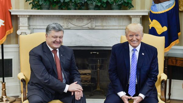 Ukrainian President Petro Poroshenko, left, and US President Donald Trump during their meeting - Sputnik International
