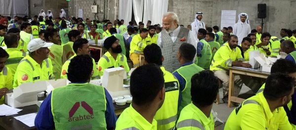 In this Saturday June 4, 2016 photo released by the Indian Prime Minister's Tweeter, Indian Prime Minister Narendra Modi, center, meets with hundreds of Indian laborers at a workers' camp in the capital Doha, Qatar - Sputnik International