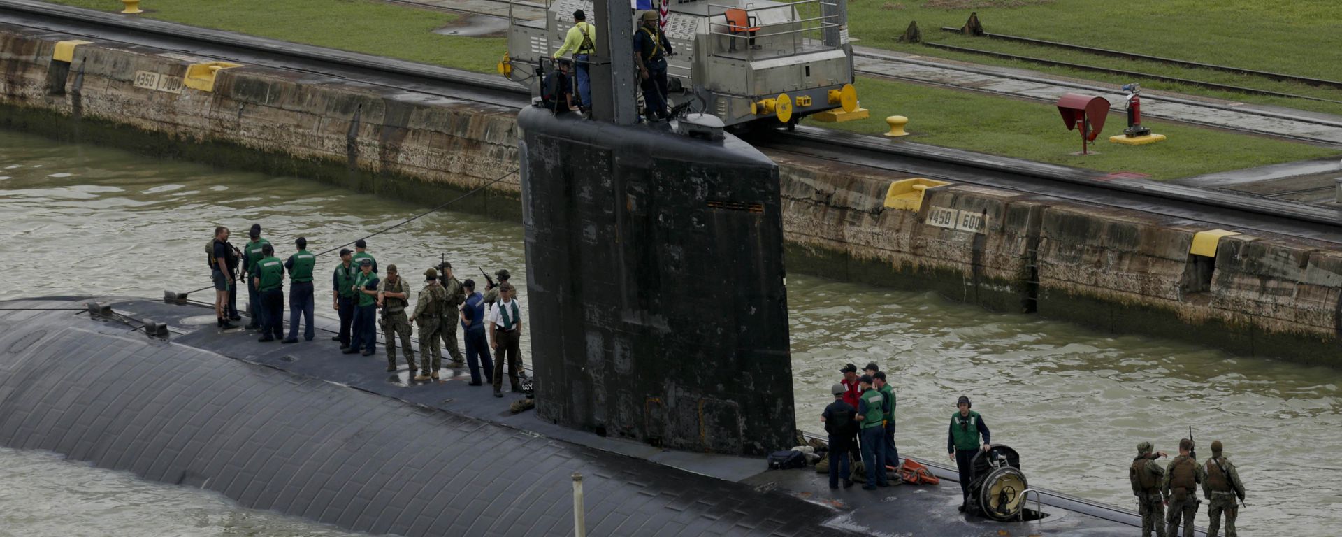 Crew members stand on top of USS Columbus (SSN-762) submarine as they sail through the Panama Canal's Miraflores Locks en route to the Pacific Ocean in Panama City, Friday, July 10, 2015 - Sputnik International, 1920, 10.04.2025