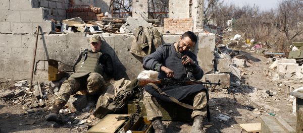 An Ukrainian serviceman prepares ammunition in Avdiivka, Donetsk region on March 30, 2017 - Sputnik International