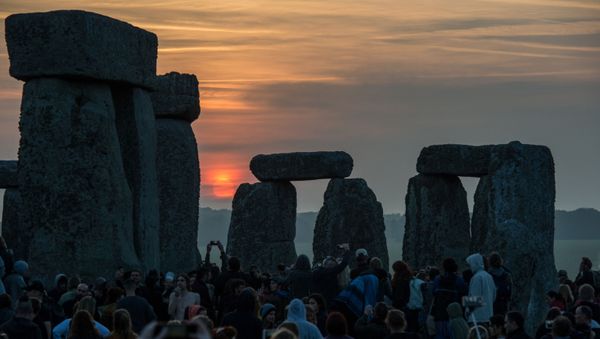 Revellers watch the sunrise as they celebrate the pagan festival of Summer Solstice at Stonehenge in Wiltshire, southern England on June 21, 2017 - Sputnik International
