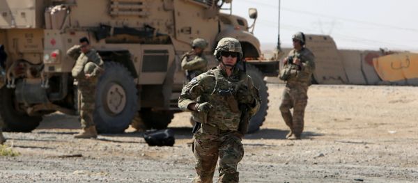 A U.S. soldier runs at a coalition forces forward base near West Mosul, Iraq June 21, 2017, where Iraqi security forces are fighting Islamic State - Sputnik International