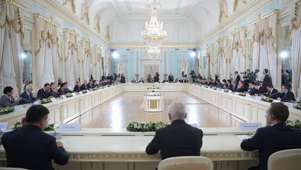 June 1, 2017. Russian President Vladimir Putin meets with activists of the international expert council of the Russian Direct Investment Fund and representatives of the international investment community in the Constantine Palace in Strelna at the 2017 St. Petersburg International Economic Forum - Sputnik International