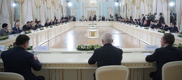June 1, 2017. Russian President Vladimir Putin meets with activists of the international expert council of the Russian Direct Investment Fund and representatives of the international investment community in the Constantine Palace in Strelna at the 2017 St. Petersburg International Economic Forum - Sputnik International