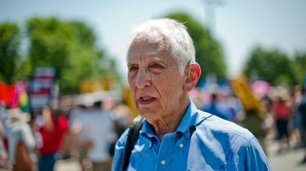 Pentagon Papers whistleblower Daniel Ellsberg attends on June 1, 2013 a demonstration in support of Wikileaks whistleblower US Army Private Bradley Manning at Fort Meade in Maryland. - Sputnik International