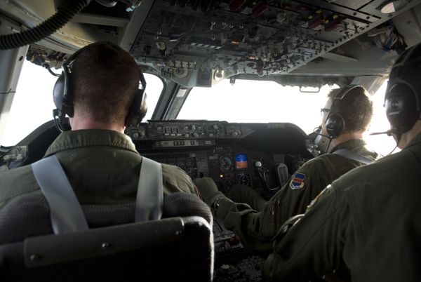 The flight crew of a Boeing E4-B airplane carrying US Secretary of Defense Leon Panetta flies the aircraft as seen from the cockpit in flight over Alaska on November 16, 2012, en route to San Francisco, California. The flight crew of a Boeing E4-B airplane carrying US Secretary of Defense Leon Panetta flies the aircraft as seen from the cockpit in flight over Alaska on November 16, 2012, en route to San Francisco, California. - Sputnik International