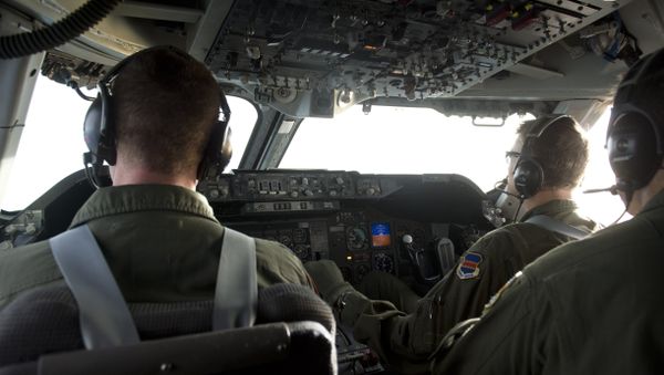 The flight crew of a Boeing E4-B airplane carrying US Secretary of Defense Leon Panetta flies the aircraft as seen from the cockpit in flight over Alaska on November 16, 2012, en route to San Francisco, California. - Sputnik International