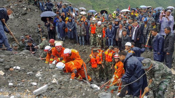 People search for survivors at the site of a landslide in Xinmo Village, Mao County, Sichuan province, China June 24, 2017 - Sputnik International