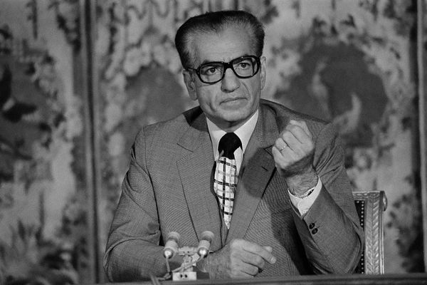  The Shah of Iran, Mohammad Reza Pahlavi, gestures during a press conference at the Trianon in Versailles, near Paris, France on June 27, 1974. - Sputnik International