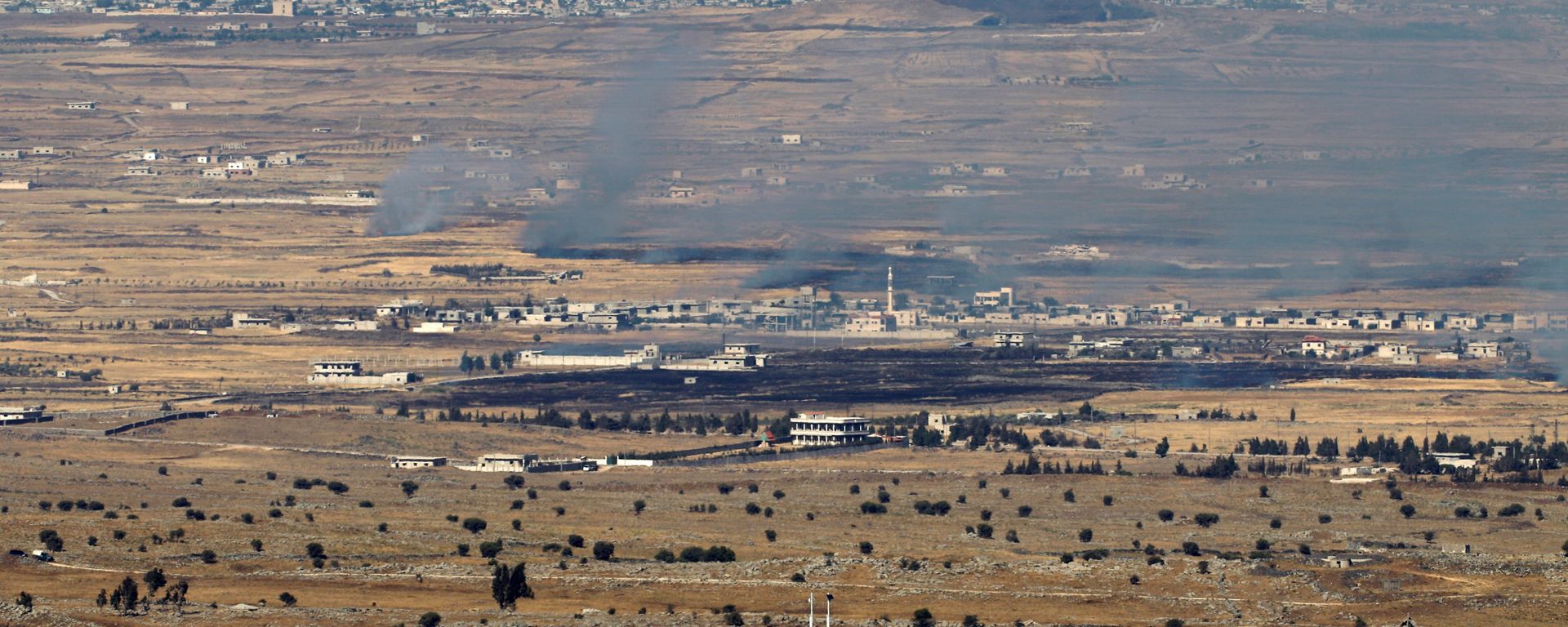 Israeli-occupied Golan Heights shows smoke billowing from the Syrian side of the border - Sputnik International, 1920, 22.08.2023
