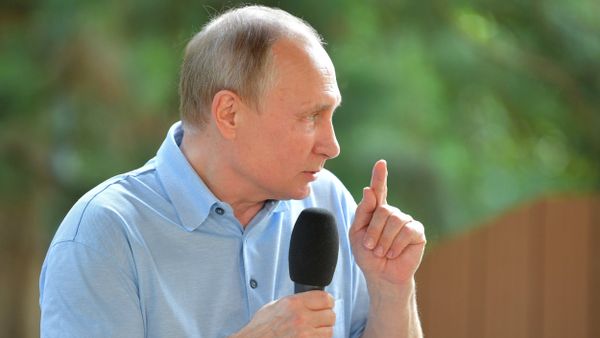 Russian President Vladimir Putin talks to children attending the Samantha's Smile seventh shift at the Artek international children's center in Crimea - Sputnik International