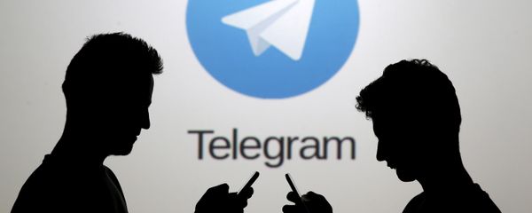 Men pose with smartphones in front of a screen showing the Telegram logo in this picture illustration November 18, 2015. Men pose with smartphones in front of a screen showing the Telegram logo in this picture illustration November 18, 2015. - Sputnik International
