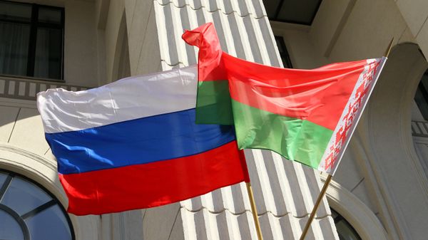 The state flags of Russia and Belarus on the building of the Minsk Philharmonic. - Sputnik International