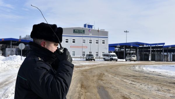 A boreder guard is seen here at the Novye Yurkovichi multi-lane automobile border crossing checkpoint in the Bryansk Region. - Sputnik International