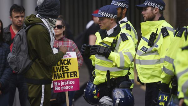 Campaigners face-off with police as they protest over the death of 25-year old young father Edir Frederico Da Costa, who died on June 21 six days after he was detained by police, in London Sunday June 25, 2017. - Sputnik International
