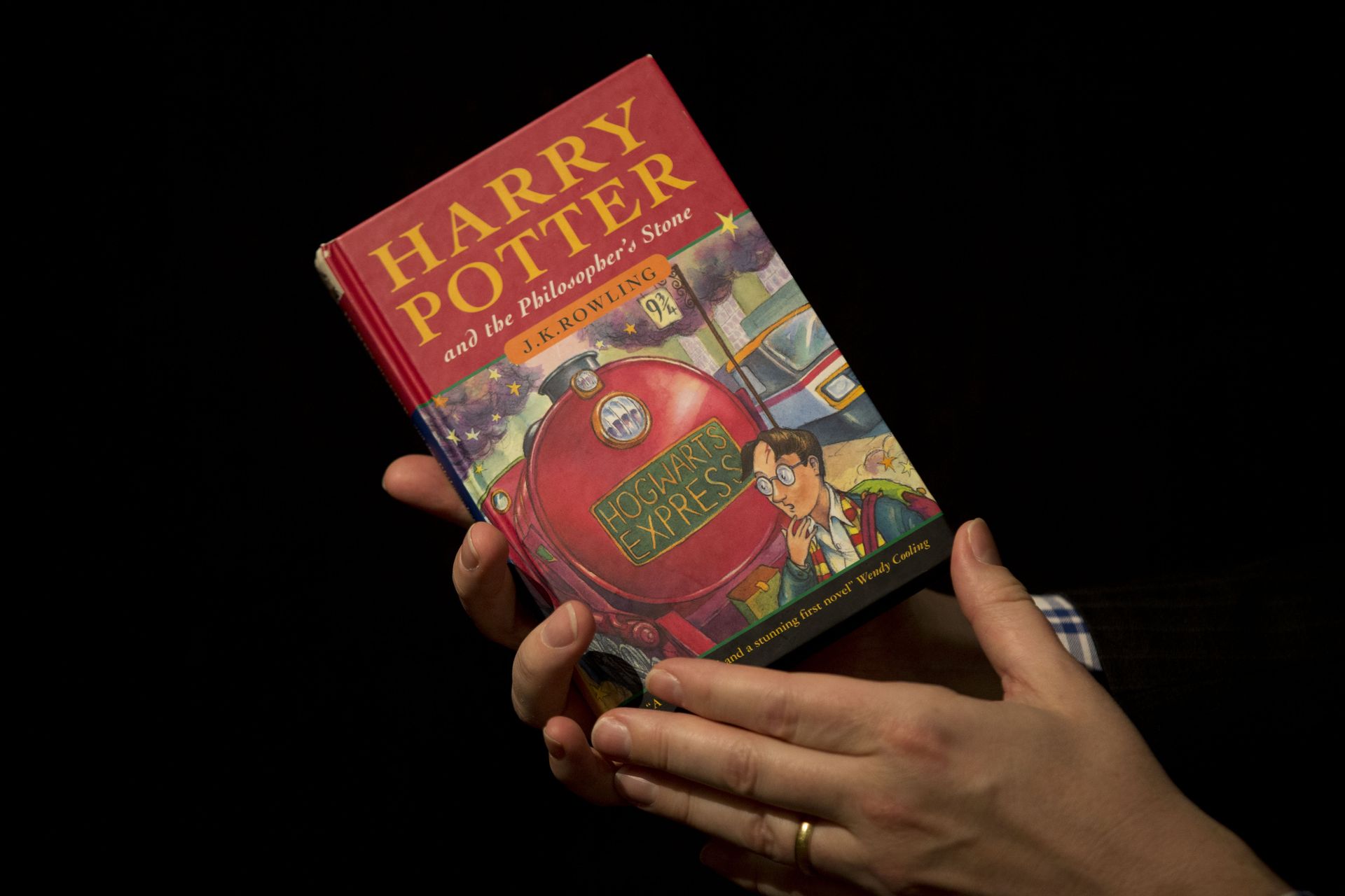 Sotheby's director of the department of printed books and manuscripts Dr Philip Errington poses for photographers with a first edition copy of the first Harry Potter book Harry Potter and the Philosopher's Stone containing annotations and illustrations by author J.K. Rowling, during a photocall organized for the media at the auction house's premises in London. (File) - Sputnik International, 1920, 22.02.2023