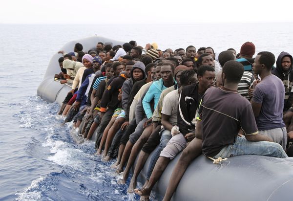 Migrants wait to be rescued from a sinking dingey off the Libyan coasal town of Zawiyah, east of the capital, on March 20, 2017, as they attempted to cross from the Mediterranean to Europe. - Sputnik International