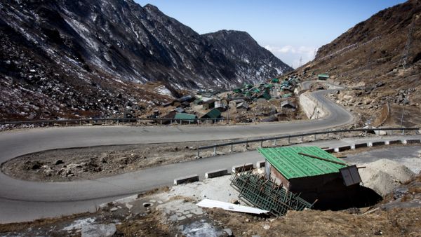 This photograph taken on February 11, 2017, shows a hairpin bend on a road near Tsomgo Lake in the north-eastern Indian state of Sikkim. This photograph taken on February 11, 2017, shows a hairpin bend on a road near Tsomgo Lake in the north-eastern Indian state of Sikkim. - Sputnik International
