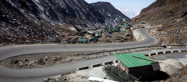 This photograph taken on February 11, 2017, shows a hairpin bend on a road near Tsomgo Lake in the north-eastern Indian state of Sikkim. This photograph taken on February 11, 2017, shows a hairpin bend on a road near Tsomgo Lake in the north-eastern Indian state of Sikkim. - Sputnik International