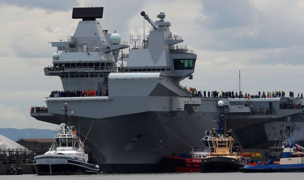 The British aircraft carrier HMS Queen Elizabeth is pulled from its berth by tugs before its maiden voyage, in Rosyth, Scotland, Britain June 26, 2017. The British aircraft carrier HMS Queen Elizabeth is pulled from its berth by tugs before its maiden voyage, in Rosyth, Scotland, Britain June 26, 2017. - Sputnik International