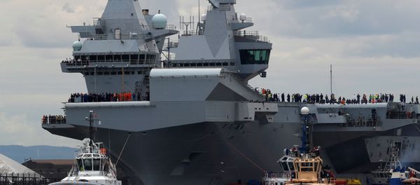 The British aircraft carrier HMS Queen Elizabeth is pulled from its berth by tugs before its maiden voyage, in Rosyth, Scotland, Britain June 26, 2017. The British aircraft carrier HMS Queen Elizabeth is pulled from its berth by tugs before its maiden voyage, in Rosyth, Scotland, Britain June 26, 2017. - Sputnik International