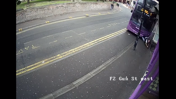 Man Hit by Bus Goes to Pub Seconds Later - Sputnik International
