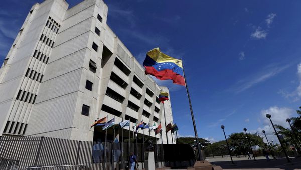 A man walks in front of a building of the Venezuela Supreme Court in Caracas December 23, 2015 - Sputnik International