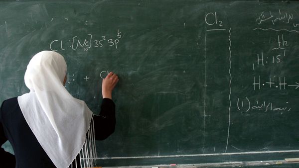 A Muslim student stands at the blackboard - Sputnik International
