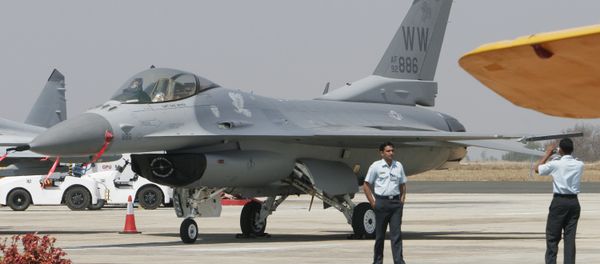 An Indian Air Force official poses for photographs with U.S. fighter aircraft F-16 parked at Yelahanka air base (File) An Indian Air Force official poses for photographs with U.S. fighter aircraft F-16 parked at Yelahanka air base (File) - Sputnik International