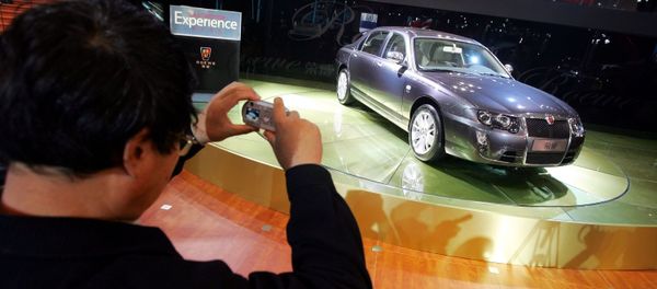 A visitor takes photos of the Roewe 750, made by Chinese auto maker SAIC Motor Corp., at the Beijing Auto Show (File) A visitor takes photos of the Roewe 750, made by Chinese auto maker SAIC Motor Corp., at the Beijing Auto Show (File) - Sputnik International