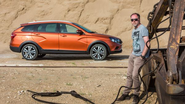 Lada Design department director Steve Mattin and the new Lada Vesta SW Cross wagon by AvtoVAZ - Sputnik International