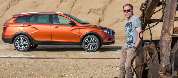 Lada Design department director Steve Mattin and the new Lada Vesta SW Cross wagon by AvtoVAZ Lada Design department director Steve Mattin and the new Lada Vesta SW Cross wagon by AvtoVAZ - Sputnik International