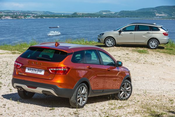 The new Lada Vesta SW Cross, foreground, and Lada Vesta SW wagons by AvtoVAZ - Sputnik International
