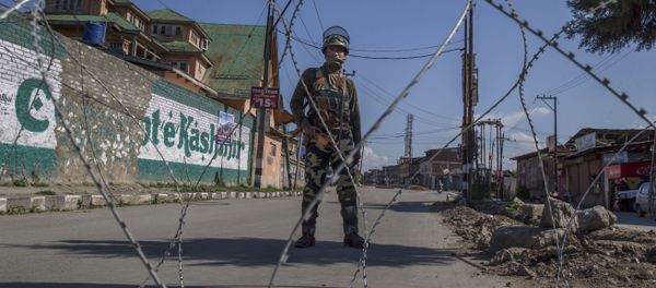 An Indian paramilitary soldier stands guard during a curfew in Srinagar, Indian controlled Kashmir, Friday, June 9, 2017 - Sputnik International