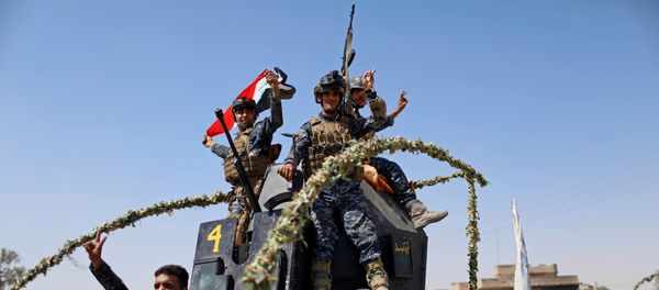 Members of the Iraqi Federal Police gesture after returning back from the front line in the Old City of Mosul, Iraq June 28, 2017 - Sputnik International