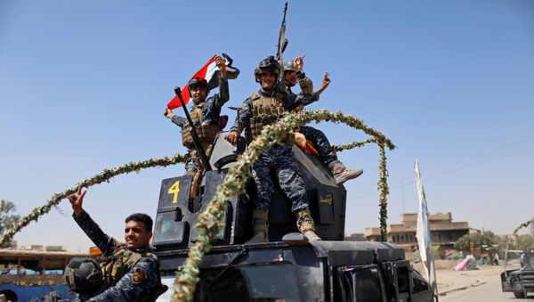 Members of the Iraqi Federal Police gesture after returning back from the front line in the Old City of Mosul, Iraq June 28, 2017 - Sputnik International