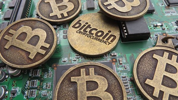 Bitcoin keychains on circuit board Bitcoin keychains on circuit board - Sputnik International