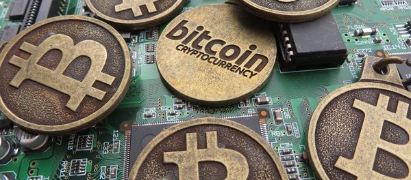 Bitcoin keychains on circuit board Bitcoin keychains on circuit board - Sputnik International