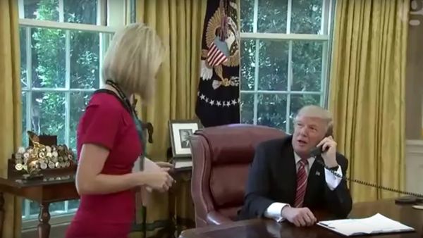 Trump, on the phone to Irish PM, tells reporter she has a 'nice smile on her face'  - Sputnik International