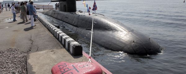 Visitors look at the Sankt Pdeterburg diesel-electric submarine of the Lada-class at the International Maritime Defense Show in St.Petersburg. File photo - Sputnik International