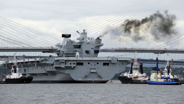 Tug boats manoeuvre the 65,000-tonne British aircraft carrier HMS Queen Elizabeth on the Firth of Forth in east Scotland, on June 26, 2016 Tug boats manoeuvre the 65,000-tonne British aircraft carrier HMS Queen Elizabeth on the Firth of Forth in east Scotland, on June 26, 2016 - Sputnik International