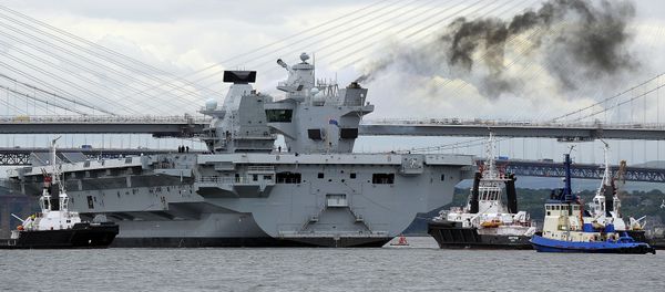 Tug boats manoeuvre the 65,000-tonne British aircraft carrier HMS Queen Elizabeth on the Firth of Forth in east Scotland, on June 26, 2016 Tug boats manoeuvre the 65,000-tonne British aircraft carrier HMS Queen Elizabeth on the Firth of Forth in east Scotland, on June 26, 2016 - Sputnik International
