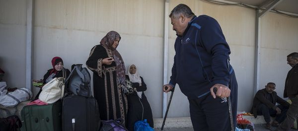 In this Sunday, March 26, 2017 photo, Palestinian residents of Gaza strip wait on the Israeli side of the Erez terminal to cross to Gaza Strip - Sputnik International