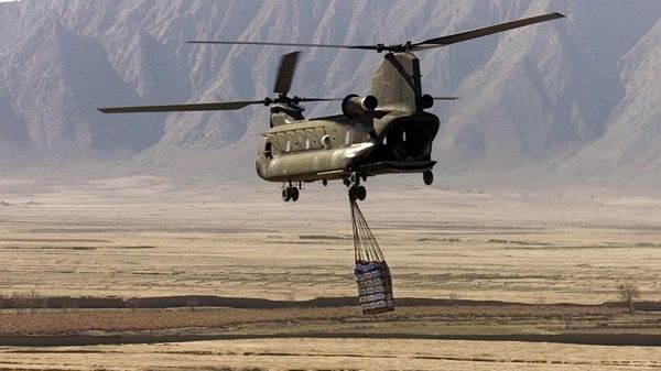 A U.S. Army CH-47 Chinook helicopter carries a cargo in Afghanistan (File) - Sputnik International