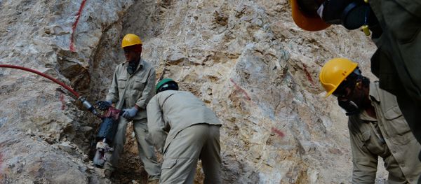 Afghan miners work at a gold mine on a mountainside near the village of Qara Zaghan in Baghlan province (File) - Sputnik International