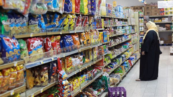 A woman shops in a supermarket in Doha, Qatar June 7, 2017 A woman shops in a supermarket in Doha, Qatar June 7, 2017 - Sputnik International