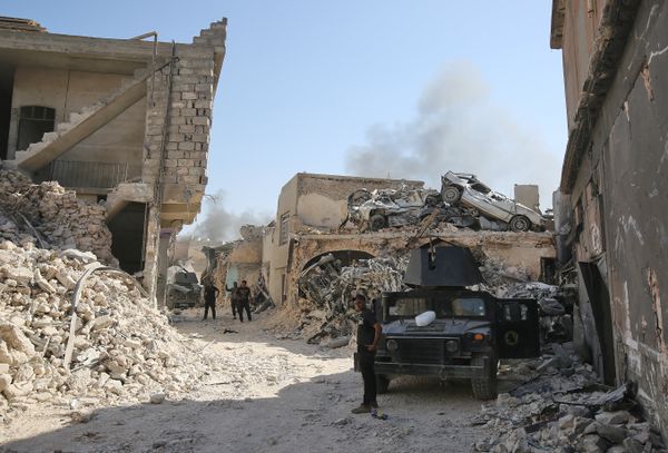 Members of the Iraqi Counter-Terrorism Service (CTS) advance towards the Grand Mosque of Nuri in the Old City of Mosul on June 29, 2017, during the ongoing offensive by Iraqi forces to retake the last district still held by the Islamic State (IS) group - Sputnik International