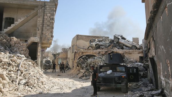 Members of the Iraqi Counter-Terrorism Service (CTS) advance towards the Grand Mosque of Nuri in the Old City of Mosul on June 29, 2017, during the ongoing offensive by Iraqi forces to retake the last district still held by the Islamic State (IS) group - Sputnik International
